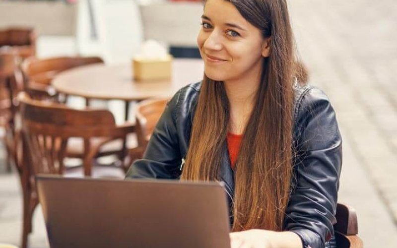 Mulher estudando com um notebook
