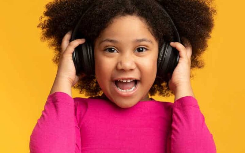 Menina com fones de ouvido